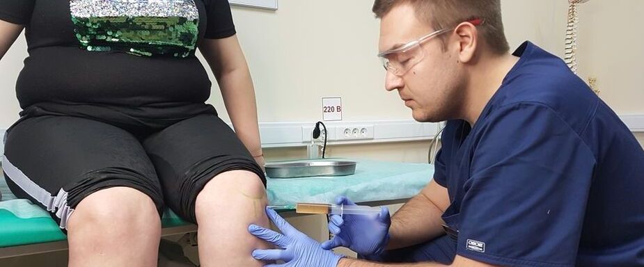 Ortopeediarst teeb artroosi korral põlveliigese intraartikulaarse süsti