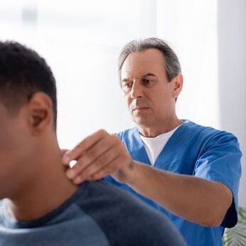 Arst teeb kaelavaluga patsiendile diagnostilise läbivaatuse.